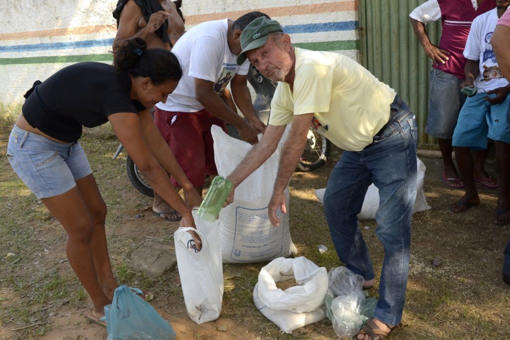 Prefeitura de Água Branca distribui sementes para pequenos agricultores do município Prefeitura de Água Branca distribui sementes para pequenos agricultores do município