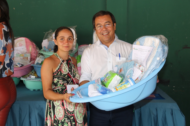 Prefeitura de Água Branca entrega enxovais para gestantes que participam do Nascer Saudável