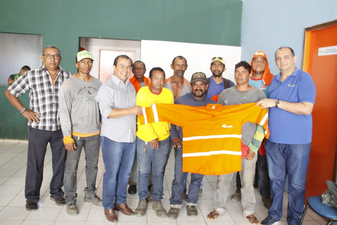 Prefeitura de Água Branca entrega equipamentos de segurança para a equipe de limpeza Prefeitura de Água Branca entrega equipamentos de segurança para a equipe de limpeza