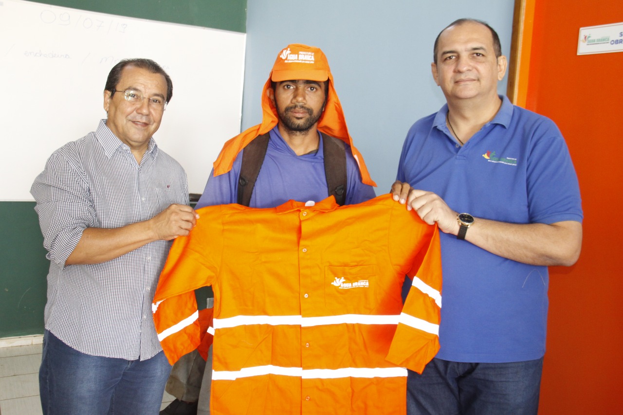 Prefeitura de Água Branca entrega equipamentos de segurança para a equipe de limpeza