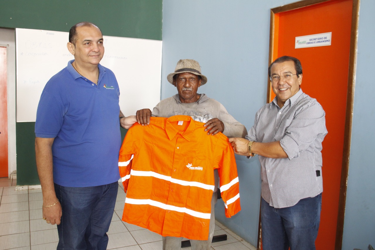 Prefeitura de Água Branca entrega equipamentos de segurança para a equipe de limpeza