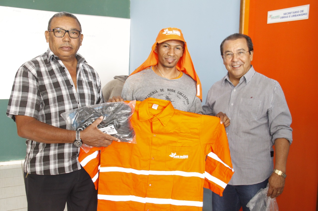 Prefeitura de Água Branca entrega equipamentos de segurança para a equipe de limpeza