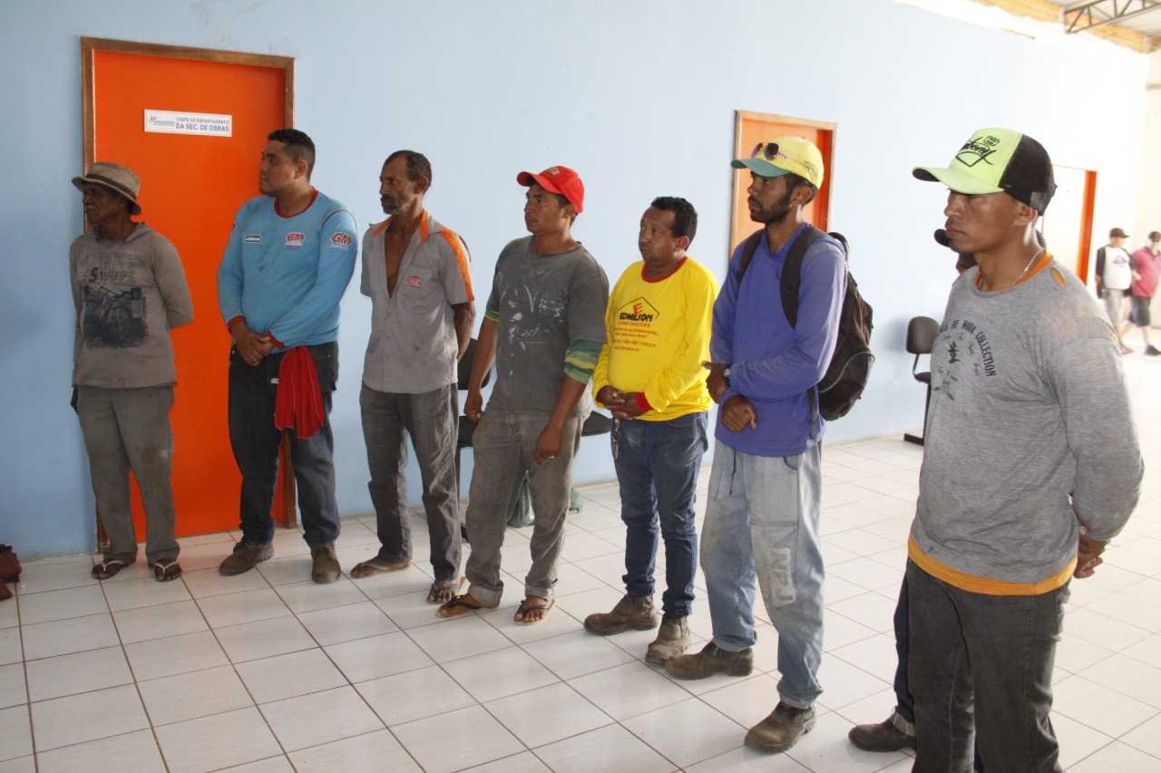 Prefeitura de Água Branca entrega equipamentos de segurança para a equipe de limpeza