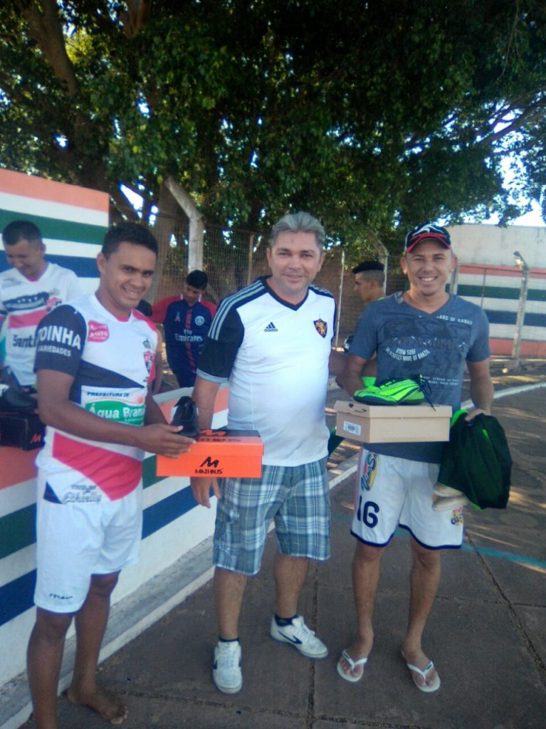 Prefeitura de Água Branca entrega kits esportivos para Seleção Aguabranquense