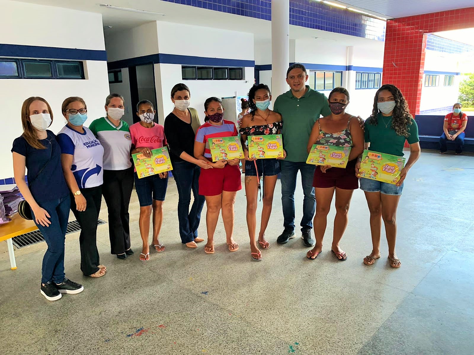 Prefeitura de Água Branca entrega livros didáticos aos alunos da Educação Infantil