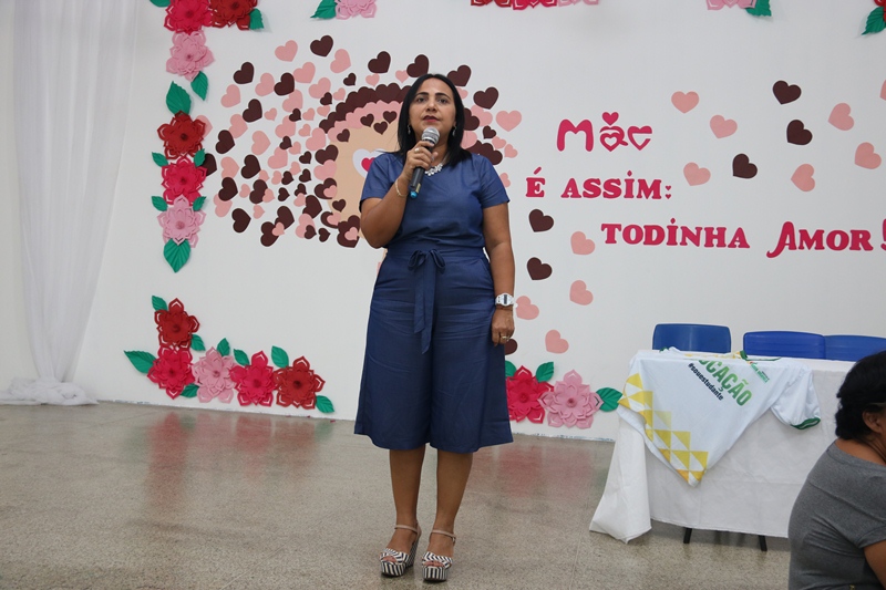 Prefeitura de Água Branca entrega novas fardas para alunos da rede municipal de ensino