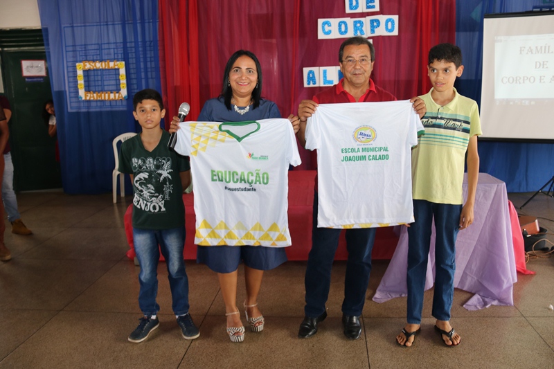 Prefeitura de Água Branca entrega novas fardas para alunos da rede municipal de ensino