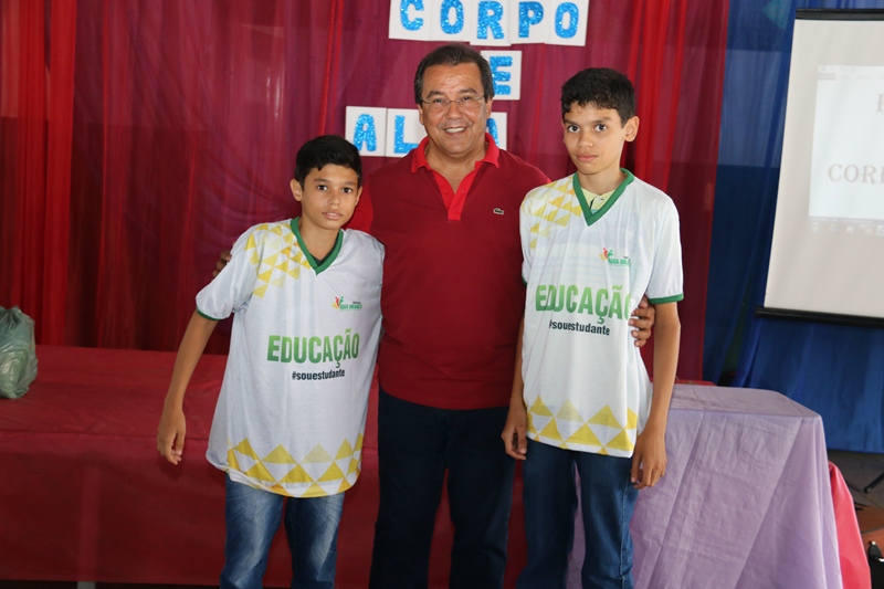 Prefeitura de Água Branca entrega novas fardas para alunos da rede municipal de ensino
