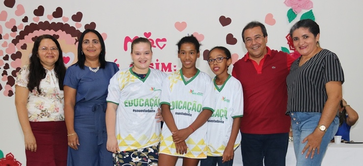 Prefeitura de Água Branca entrega novas fardas para alunos da rede municipal de ensino