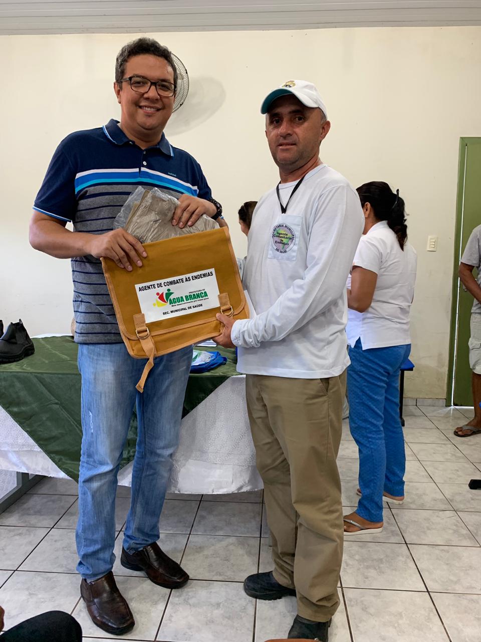 Prefeitura de Água Branca entrega novos uniformes para agentes de saúde e endemias Prefeitura de Água Branca entrega novos uniformes para agentes de saúde e endemias