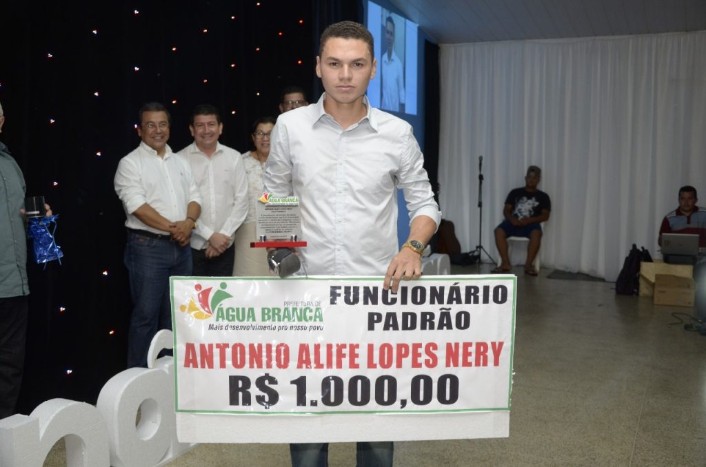 Prefeitura de Água Branca entrega premiação de Funcionários Padrão