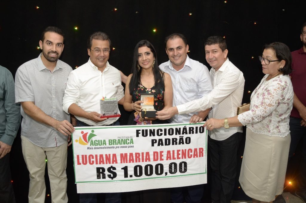 Prefeitura de Água Branca entrega premiação de Funcionários Padrão