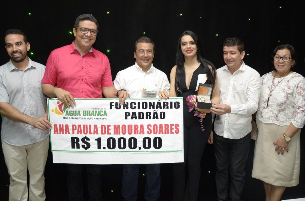 Prefeitura de Água Branca entrega premiação de Funcionários Padrão