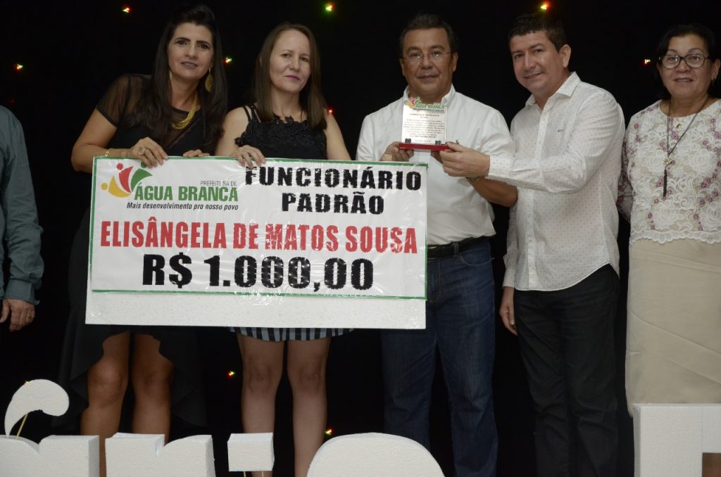 Prefeitura de Água Branca entrega premiação de Funcionários Padrão