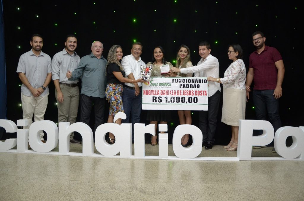 Prefeitura de Água Branca entrega premiação de Funcionários Padrão
