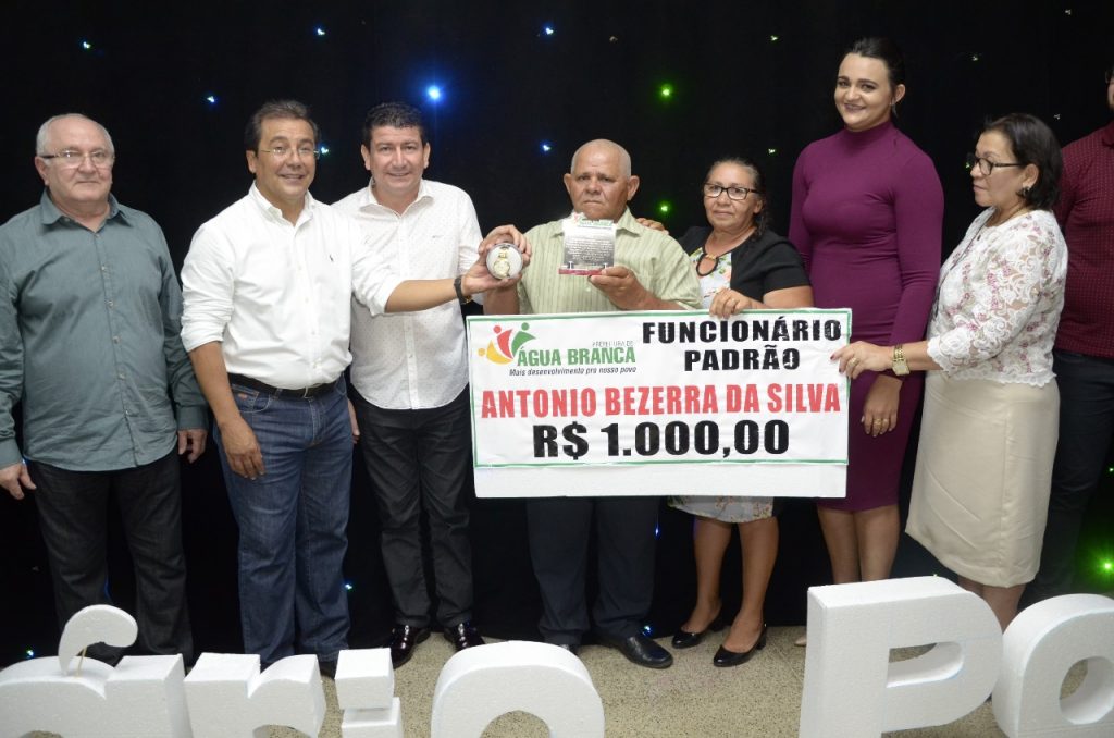 Prefeitura de Água Branca entrega premiação de Funcionários Padrão