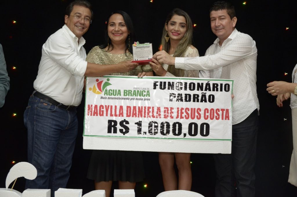 Prefeitura de Água Branca entrega premiação de Funcionários Padrão