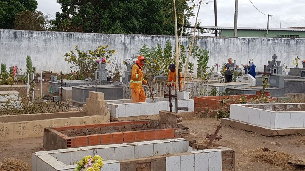 Prefeitura de Água Branca faz trabalho de manutenção dos cemitérios Prefeitura de Água Branca faz trabalho de manutenção dos cemitérios