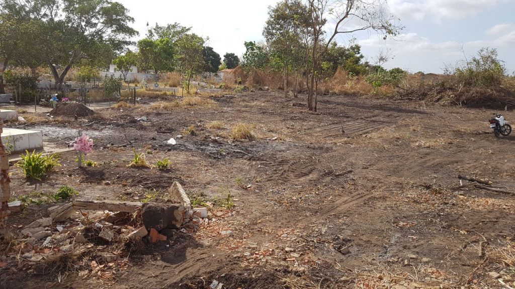 Prefeitura de Água Branca faz trabalho de manutenção dos cemitérios