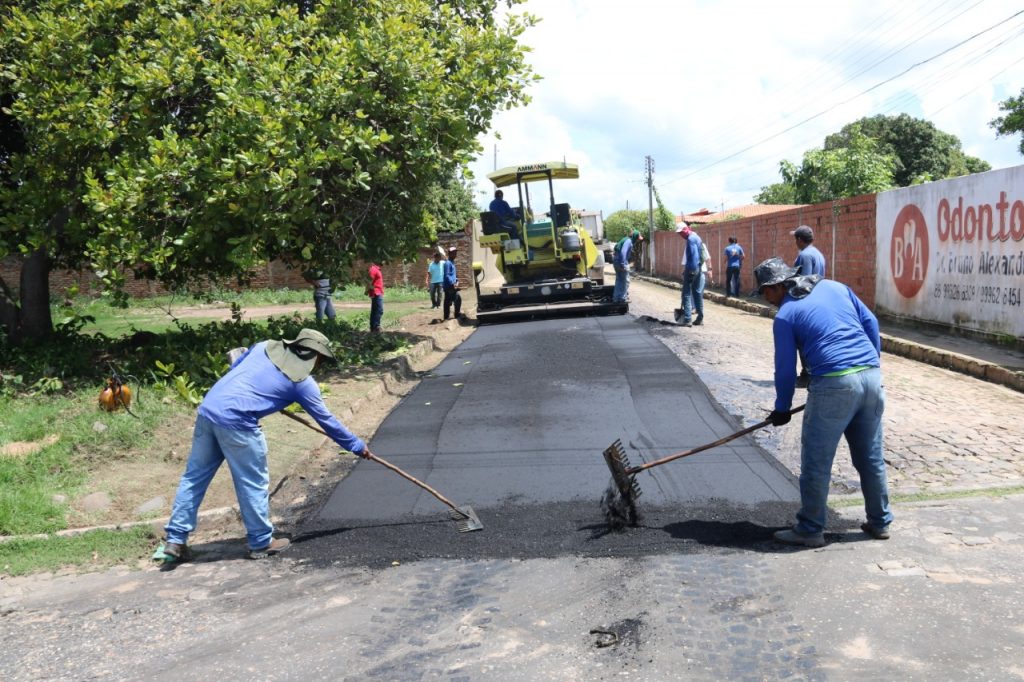 Prefeitura de Água Branca inicia obras de asfaltamento de ruas e avenidas do município Prefeitura de Água Branca inicia obras de asfaltamento de ruas e avenidas do município