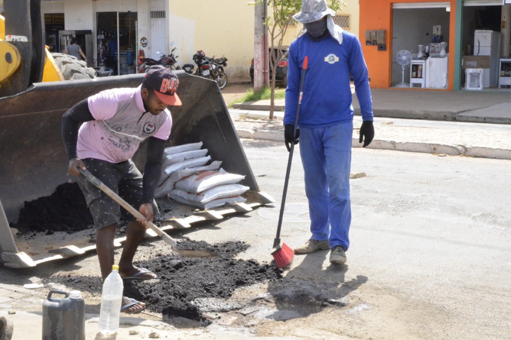 Prefeitura de Água Branca inicia preparação de vias públicas para o Carnaval