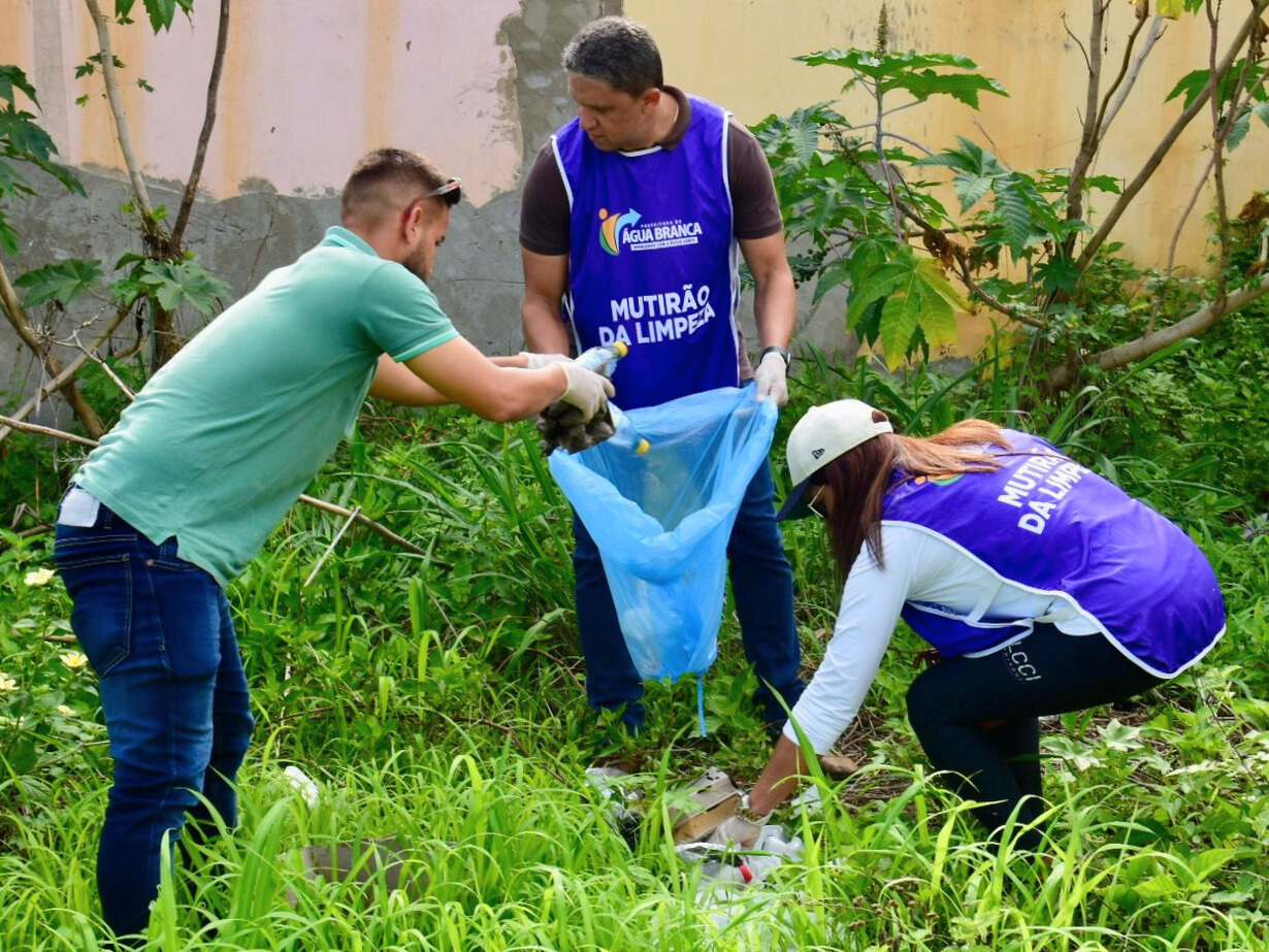 Prefeitura de Água Branca intensifica combate à dengue com mutirão de limpeza