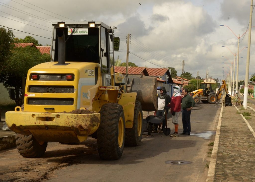 Prefeitura de Água Branca intensifica operação tapa-buracos Prefeitura de Água Branca intensifica operação tapa-buracos