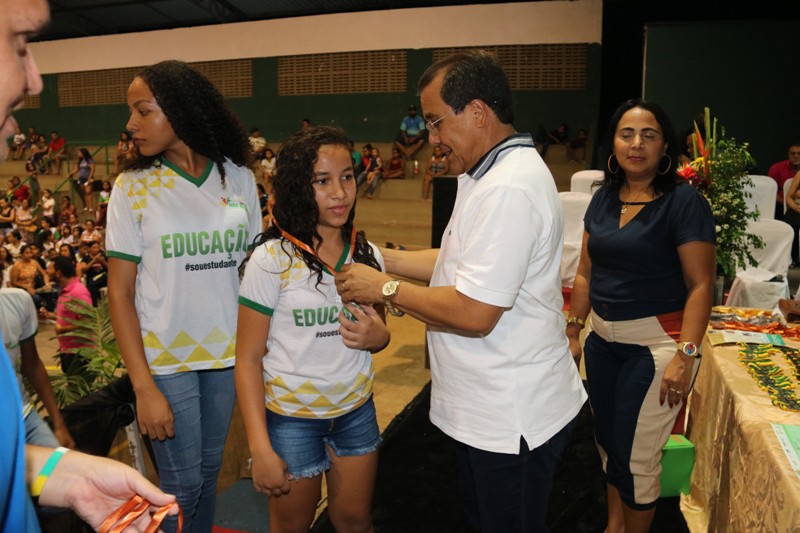 Prefeitura de Água Branca premia estudantes que se destacaram nas olimpíadas estudantis em 2019