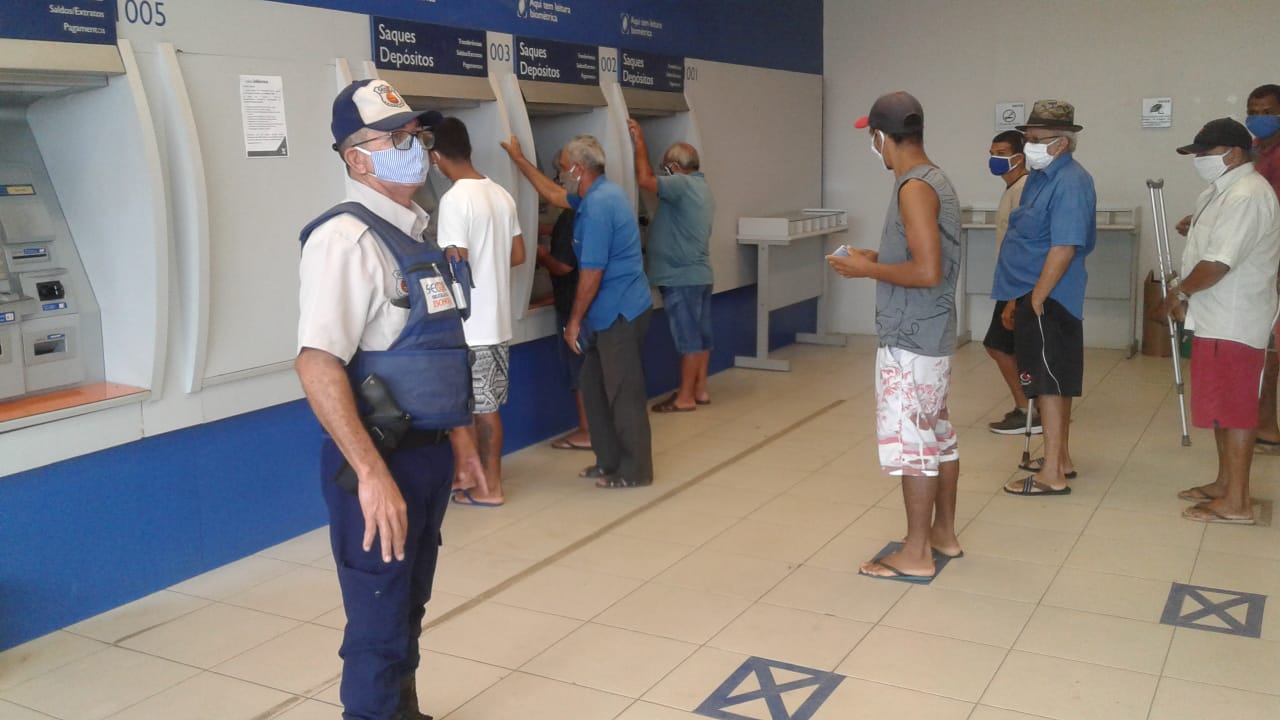 Prefeitura de Água Branca realiza ação para evitar aglomerações nas filas da Caixa Econômica