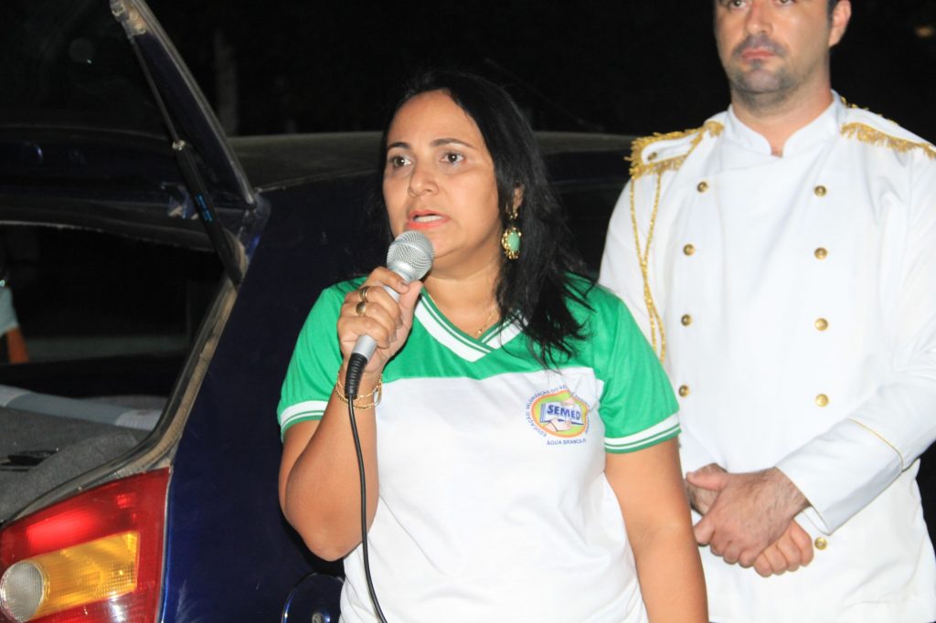 Prefeitura de Água Branca realiza desfile cívico voltado para escolas da zona rural Prefeitura de Água Branca realiza desfile cívico voltado para escolas da zona rural