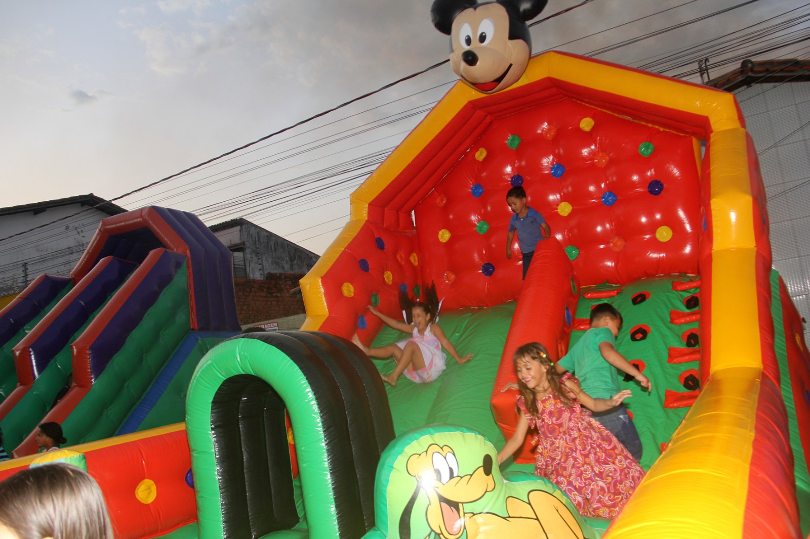 Prefeitura de Água Branca realiza festa das crianças na Praça de Eventos