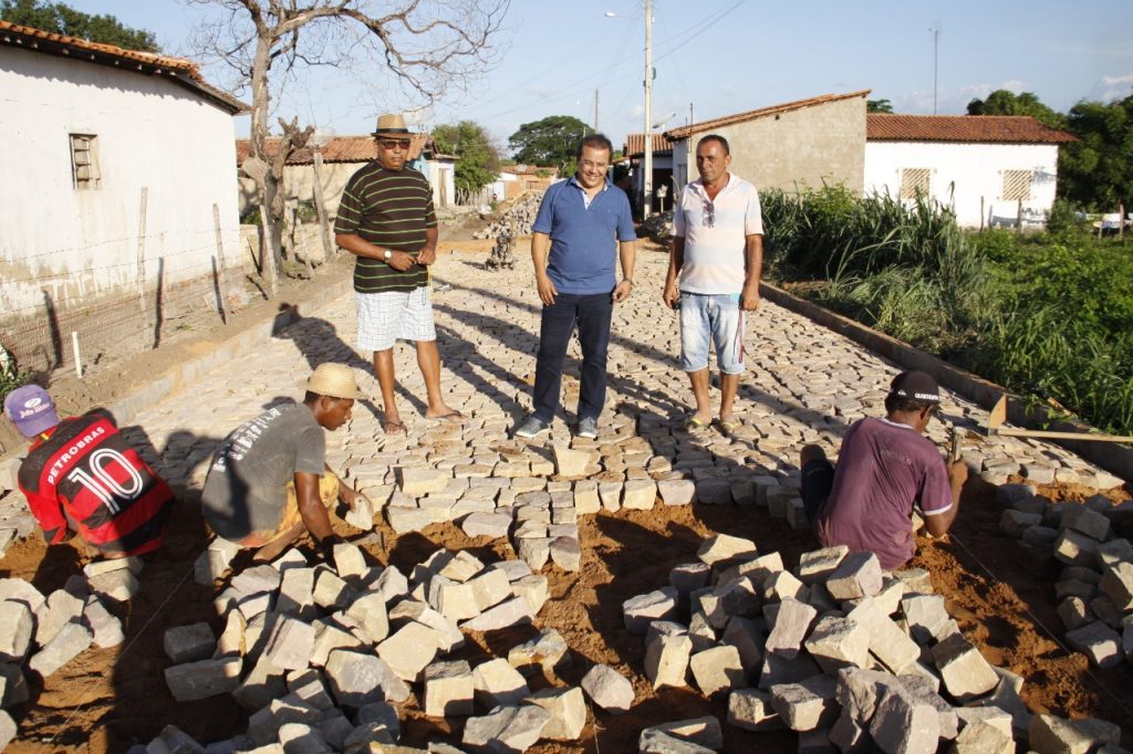 Prefeitura de Água Branca realiza obras de calçamento no bairro Bulungão Prefeitura de Água Branca realiza obras de calçamento no bairro Bulungão