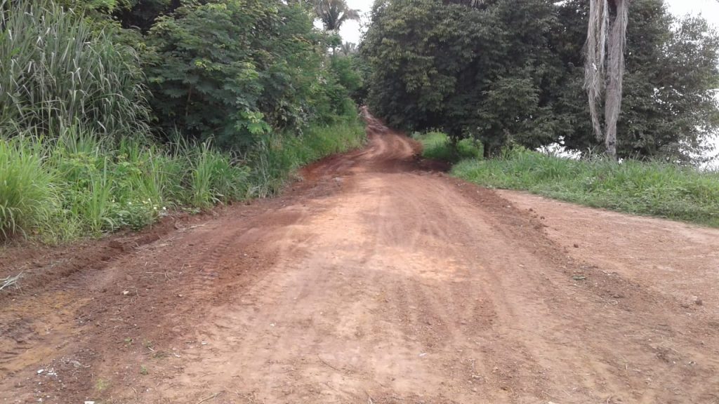 Prefeitura de Água Branca recupera estrada da orla do açude Prefeitura de Água Branca recupera estrada da orla do açude