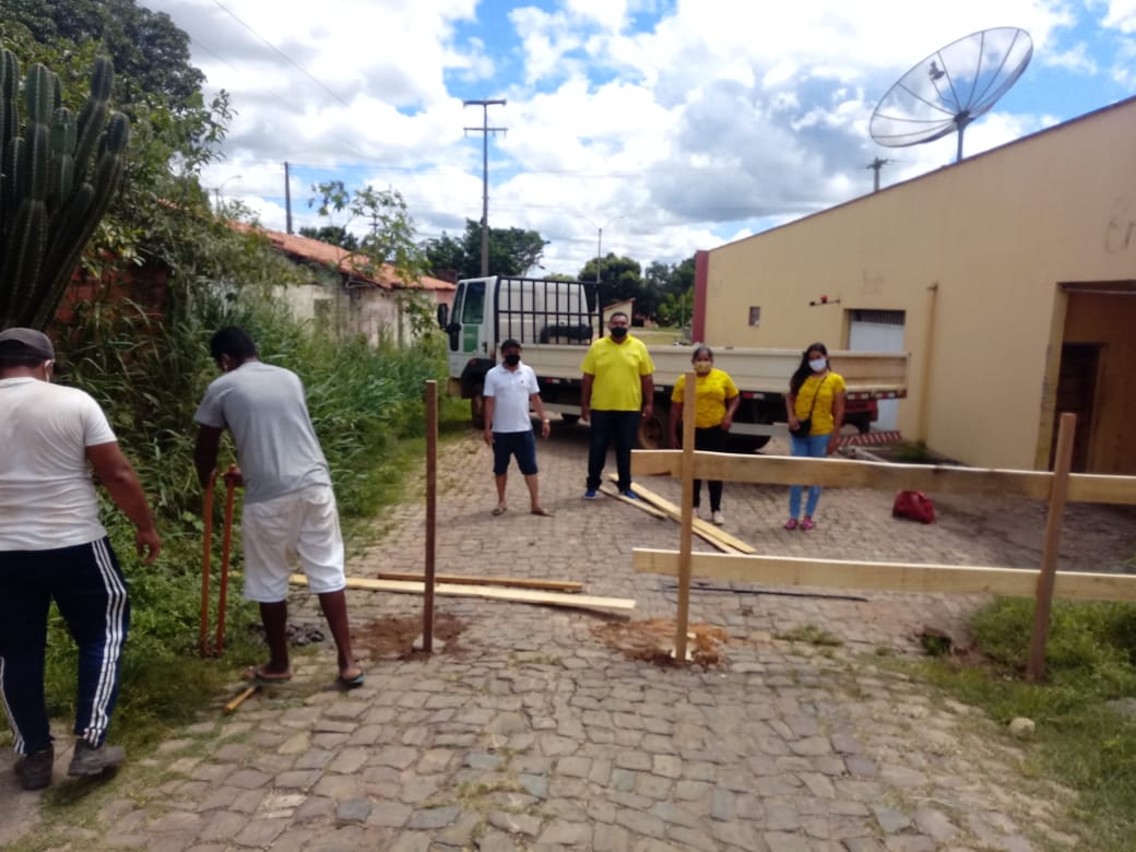 Prefeitura instala barreiras para controlar fluxo de pessoas em Água Branca