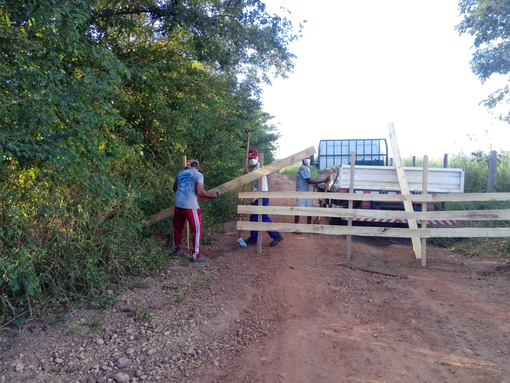 Prefeitura instala barreiras para controlar fluxo de pessoas em Água Branca