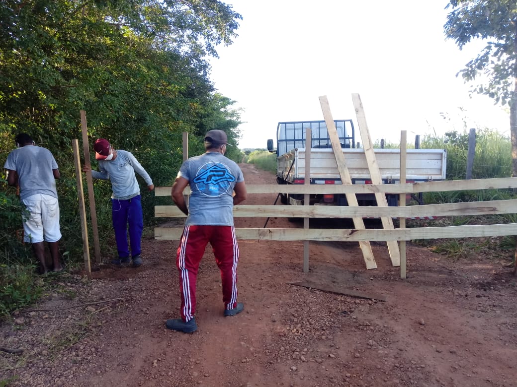 Prefeitura instala barreiras para controlar fluxo de pessoas em Água Branca
