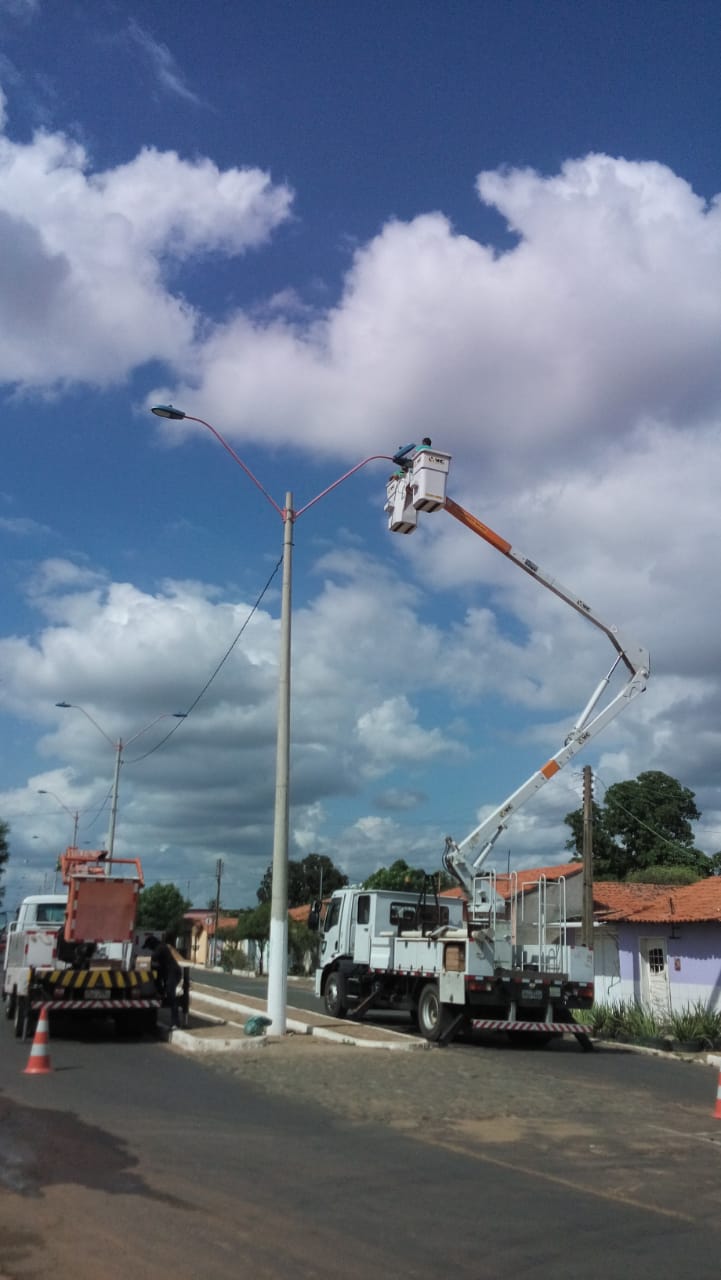 Prefeitura melhora iluminação pública de Água Branca Prefeitura melhora iluminação pública de Água Branca