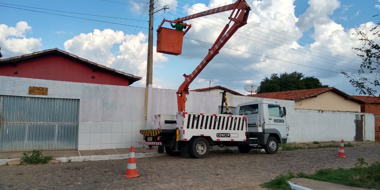 Prefeitura melhora iluminação pública de Água Branca