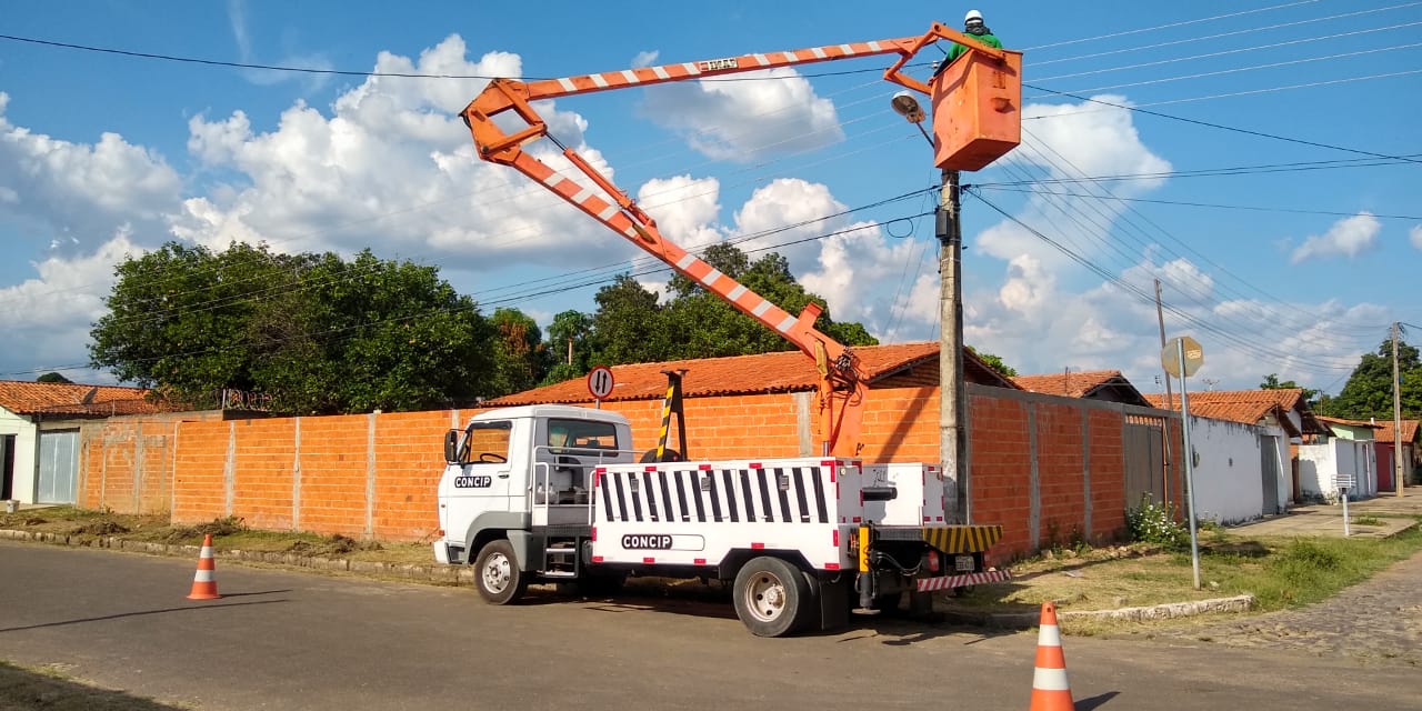 Prefeitura melhora iluminação pública de Água Branca
