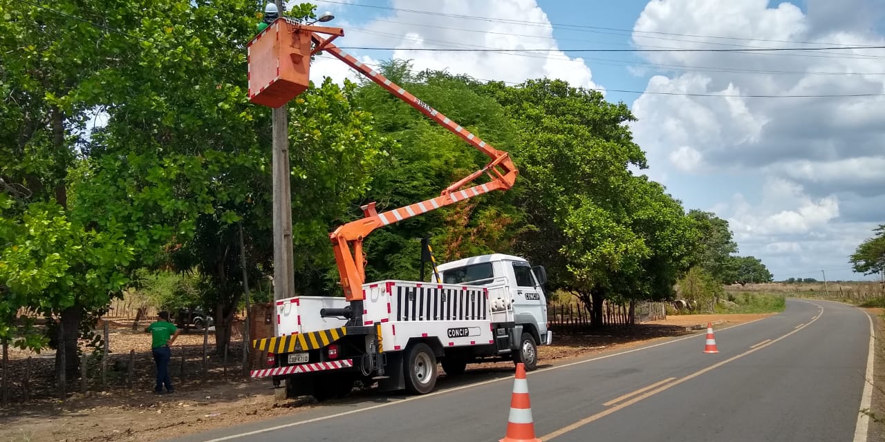 Prefeitura melhora iluminação pública de Água Branca