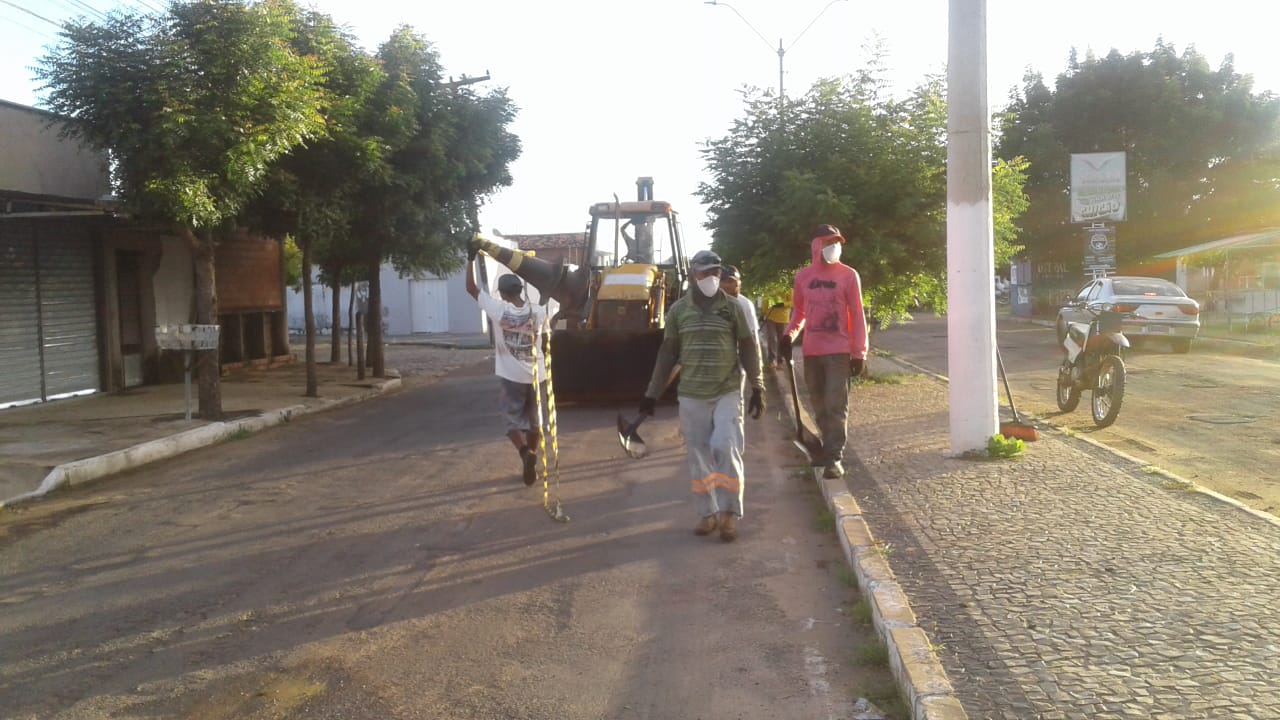 Prefeitura realiza Operação Tapa-Buraco nas avenidas de Água Branca Prefeitura realiza Operação Tapa-Buraco nas avenidas de Água Branca