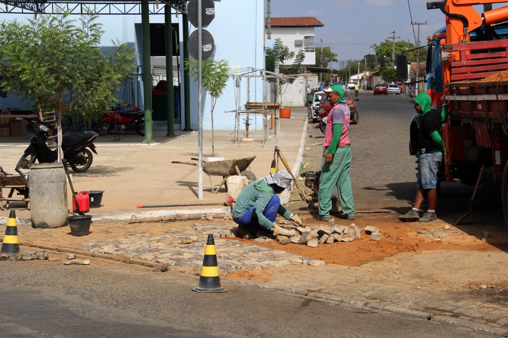 Prefeitura realiza Operação Tapa-Buraco nas ruas de Água Branca Prefeitura realiza Operação Tapa-Buraco nas ruas de Água Branca