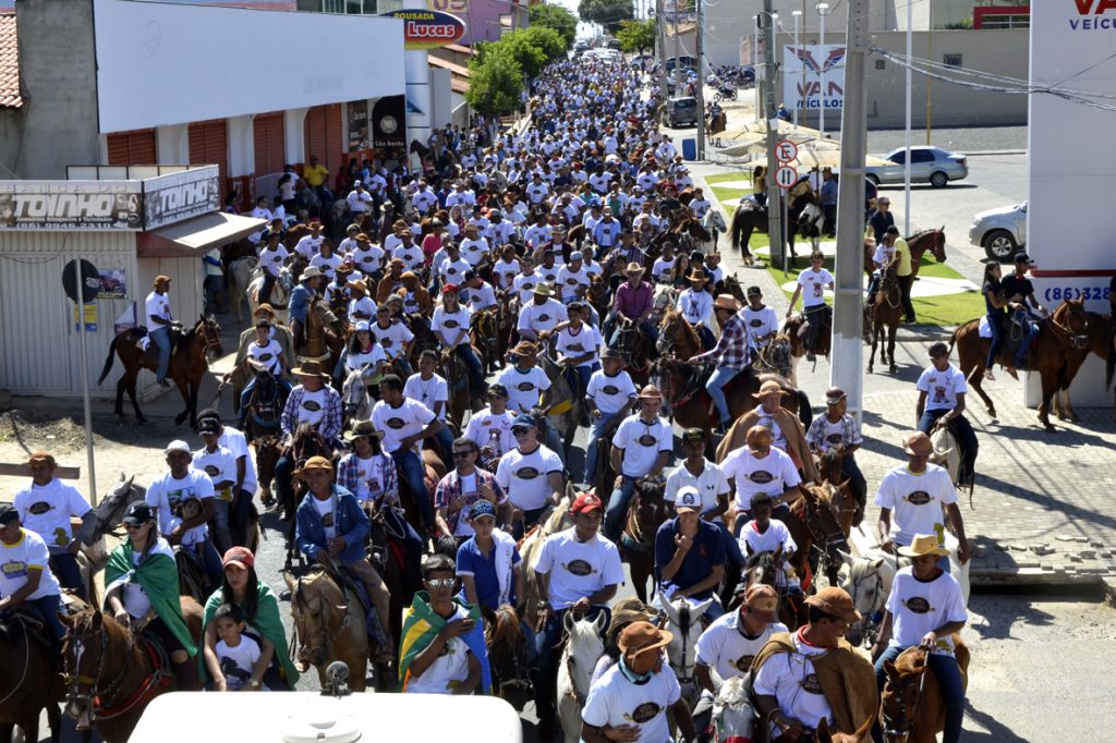 Procissão marca encerramento dos festejos da santa padroeira de Água Branca