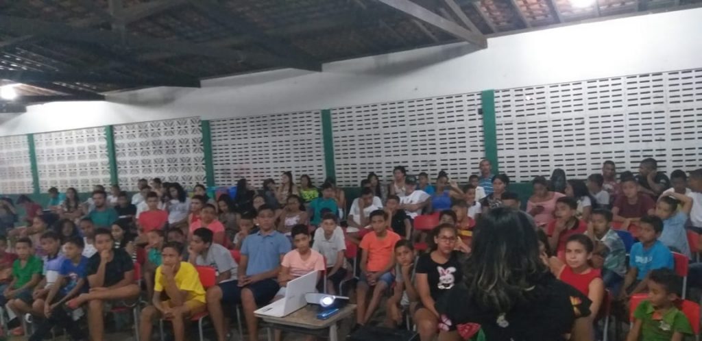 Projeto itinerante leva o cinema para bairros de Água Branca