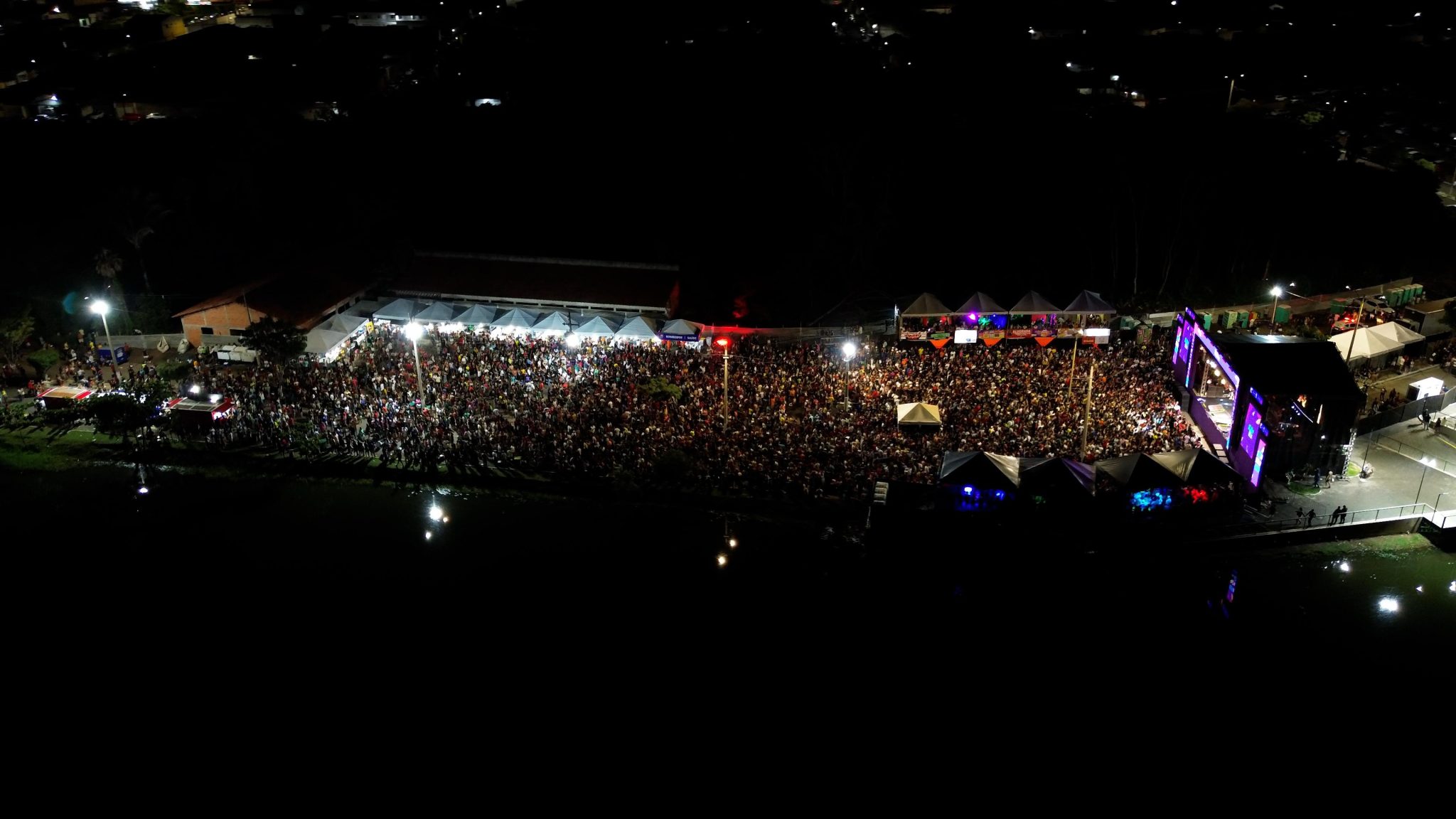 Quarta noite do carnaval de Água Branca atrai mais de 30 mil pessoas com show da banda Seu Desejo e outras atrações