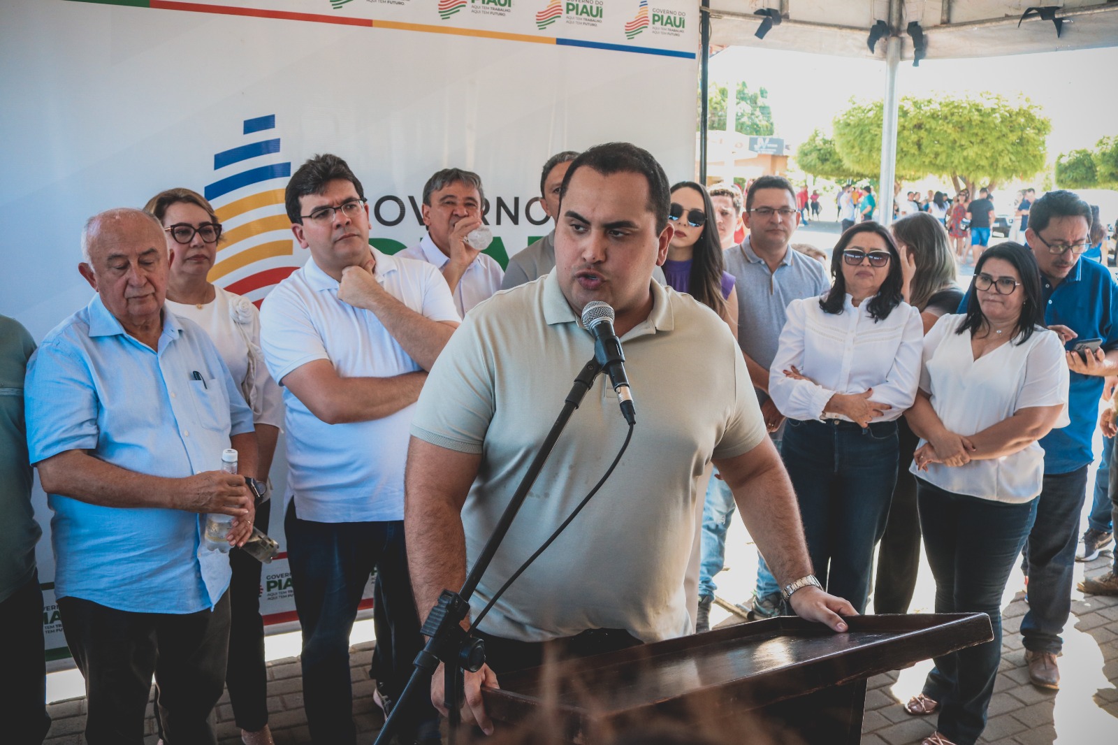 Rafael Fonteles inaugura pavimentação asfáltica da Orla do Açude em Água Branca e anuncia construção da Praça do Pescador