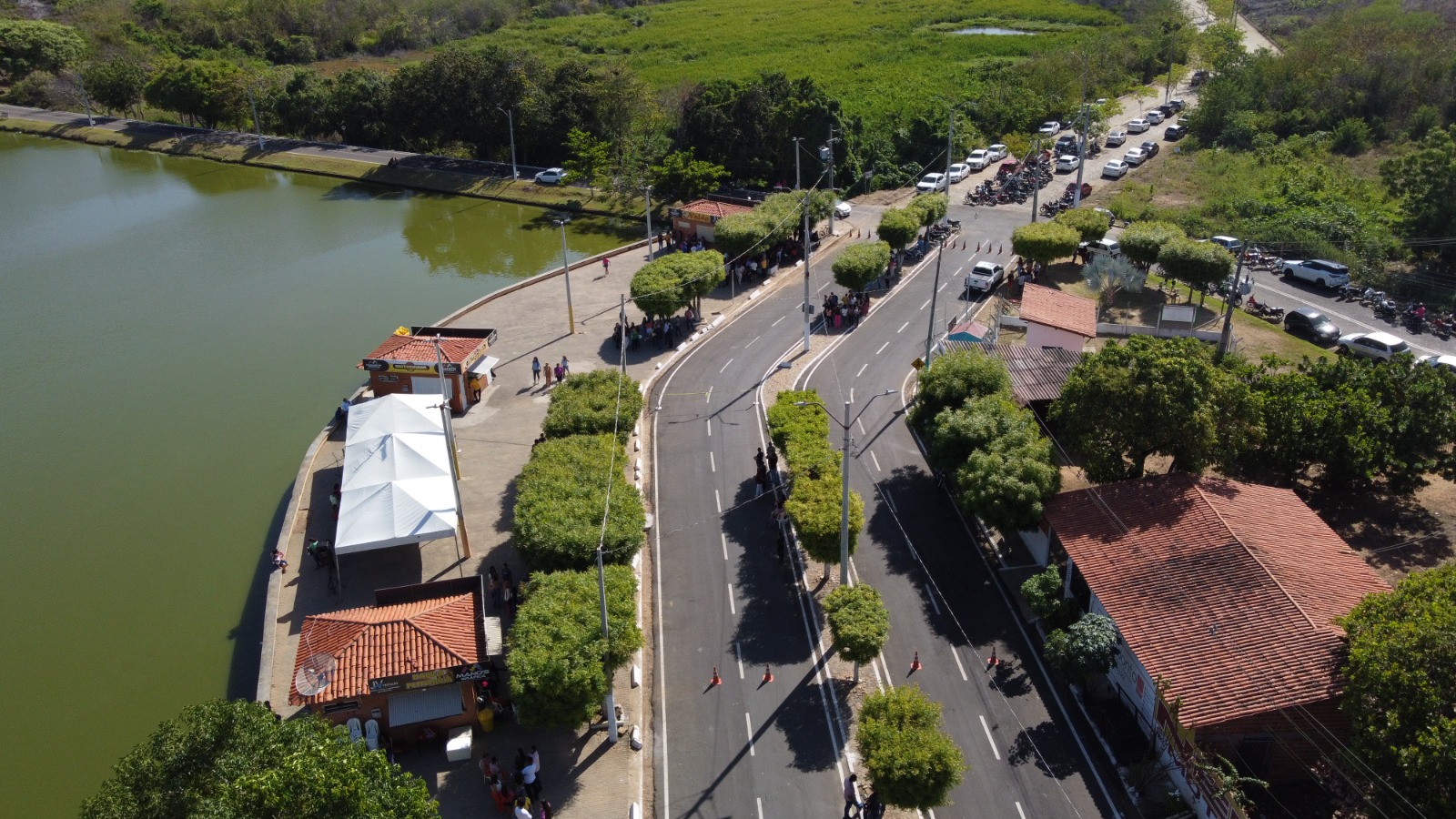 Rafael Fonteles inaugura pavimentação asfáltica da Orla do Açude em Água Branca e anuncia construção da Praça do Pescador
