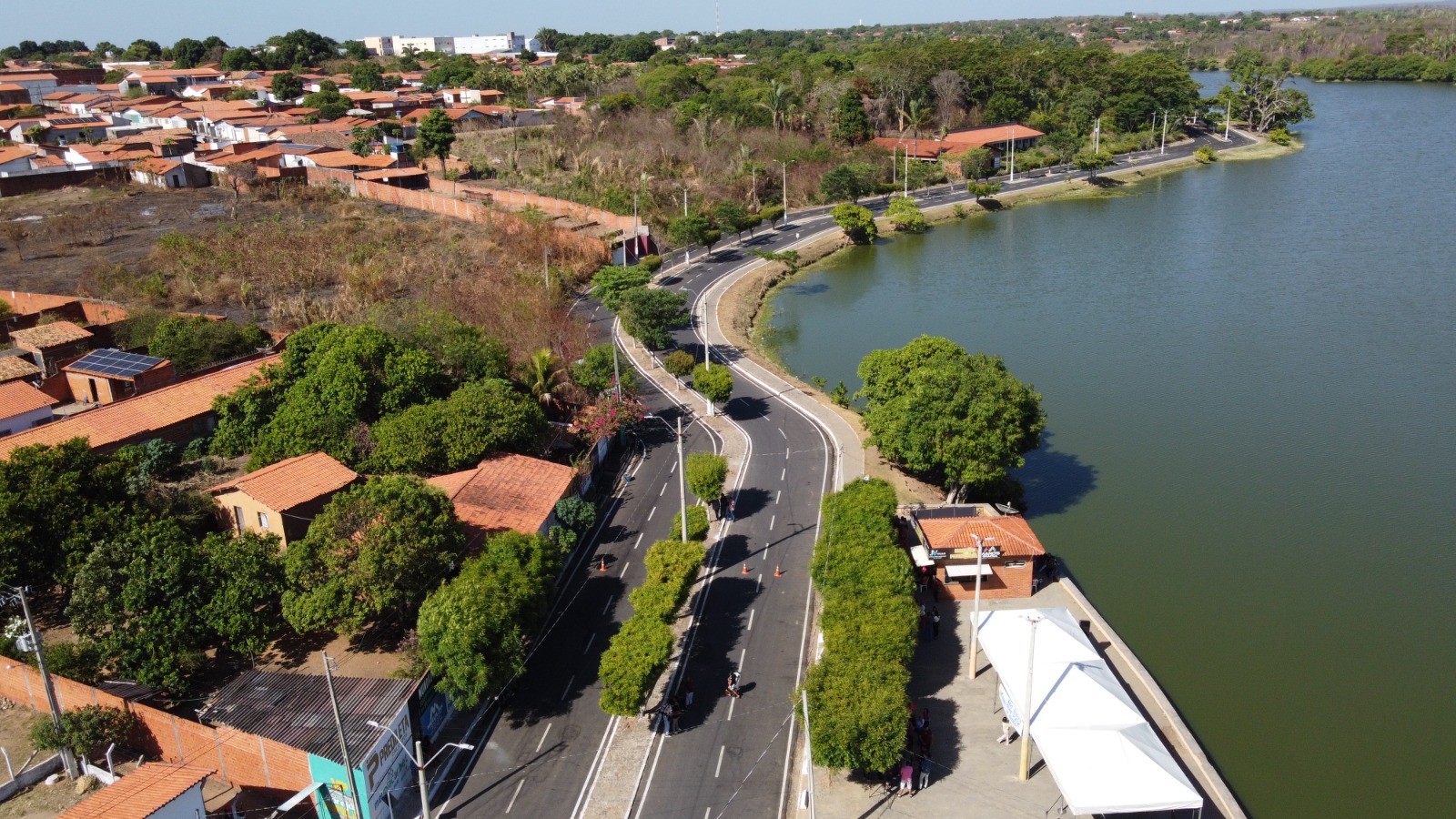Rafael Fonteles inaugura pavimentação asfáltica da Orla do Açude em Água Branca e anuncia construção da Praça do Pescador