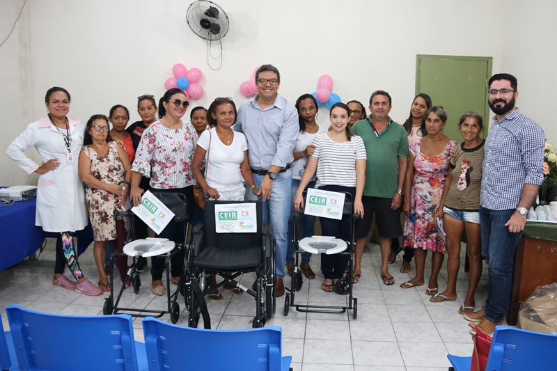 Saúde de Água Branca entrega cadeiras de rodas para pessoas com deficiência