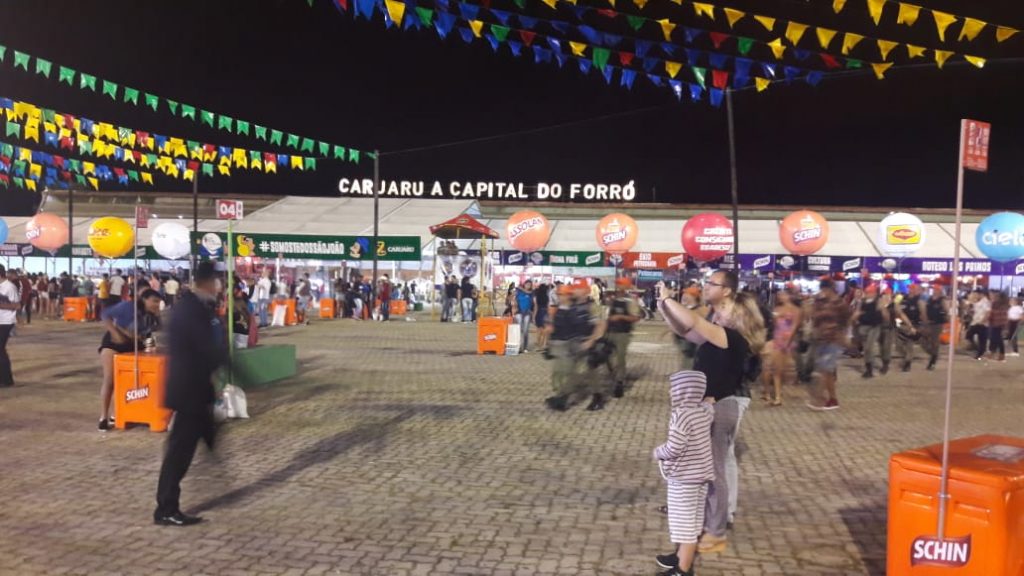 Secretária de Cultura de Água Branca acompanha abertura do São João de Caruaru